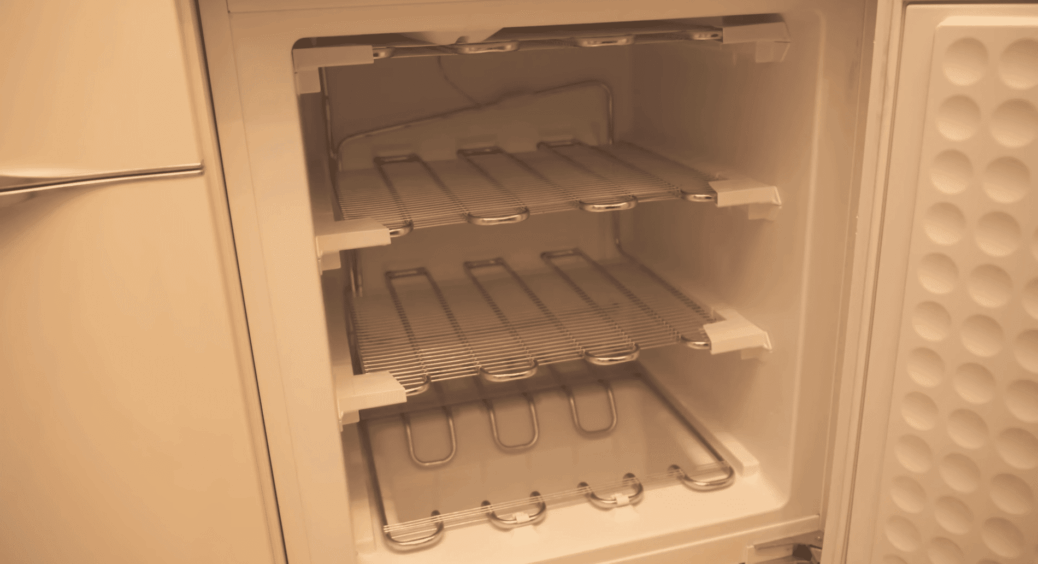 Більше не дряпаю лід ножем: ставлю 1 миску з цим засобом – і за 15 хвилин моя морозилка чиста: метод-золото 