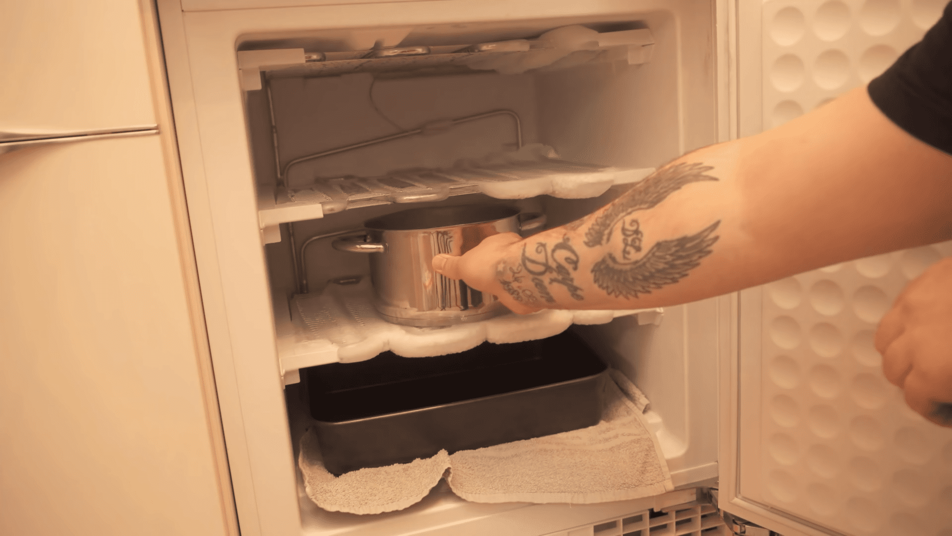 Господині пояснили, як швидко розморозити морозильну камеру. Фото: YouTube/Smart Fox