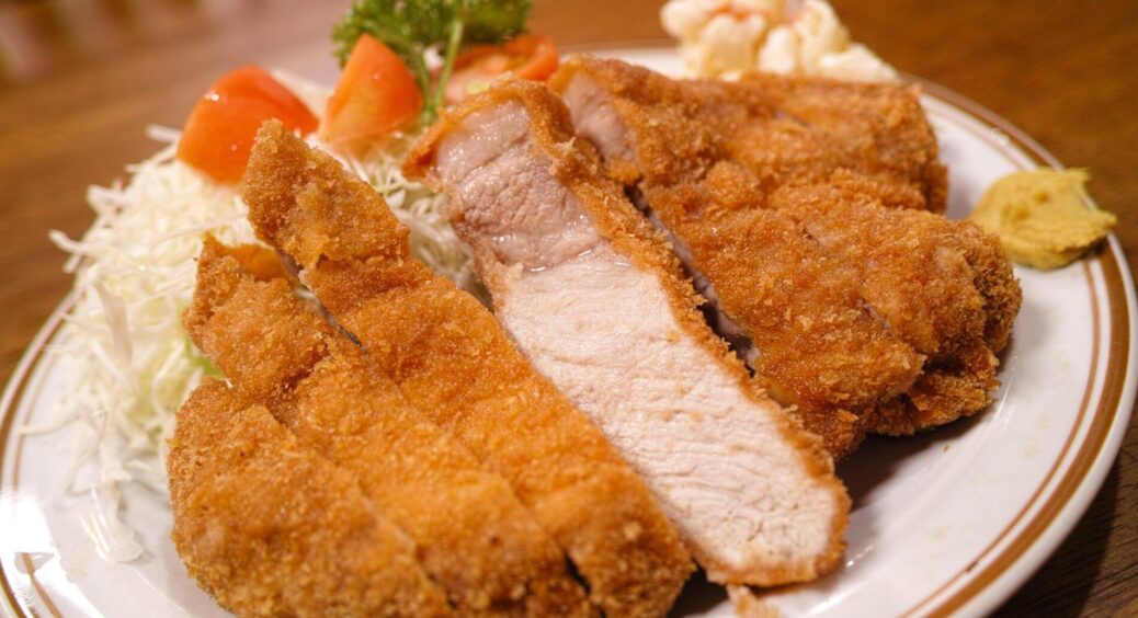 Не кляр, а “хрустке золото”: додаю до борошна всього 1 ч. ложку — і риба, котлети та філе смажаться краще 