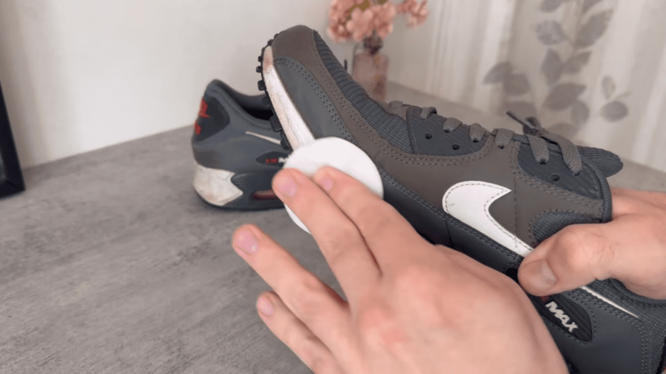 Господині розповіли, як швидко відбілити сіру підошву на взутті. Фото: YouTube Smart Fox