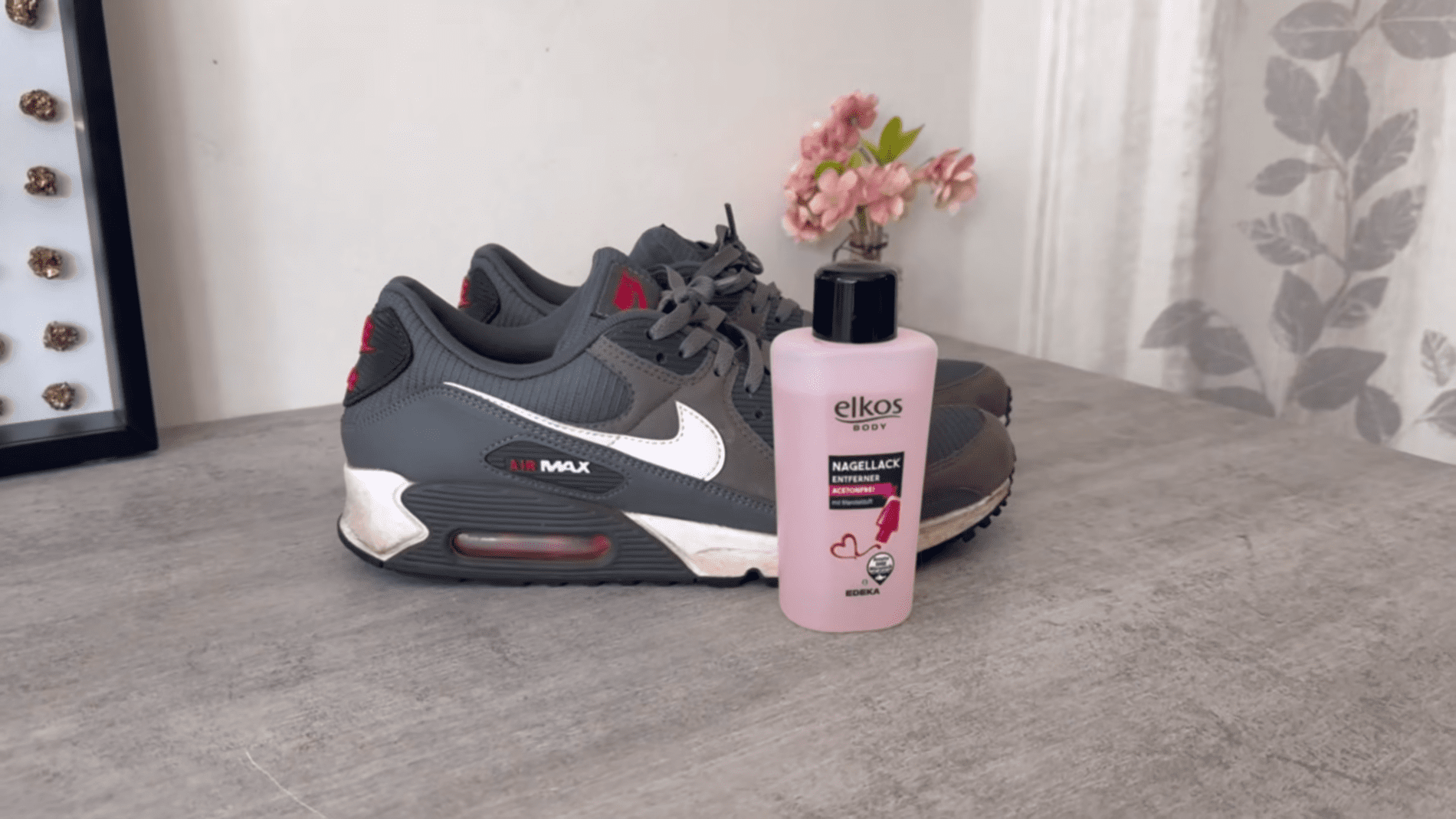 Експерти розповіли, як швидко повернути білизну підошві взуття. Фото: YouTube/Smart Fox