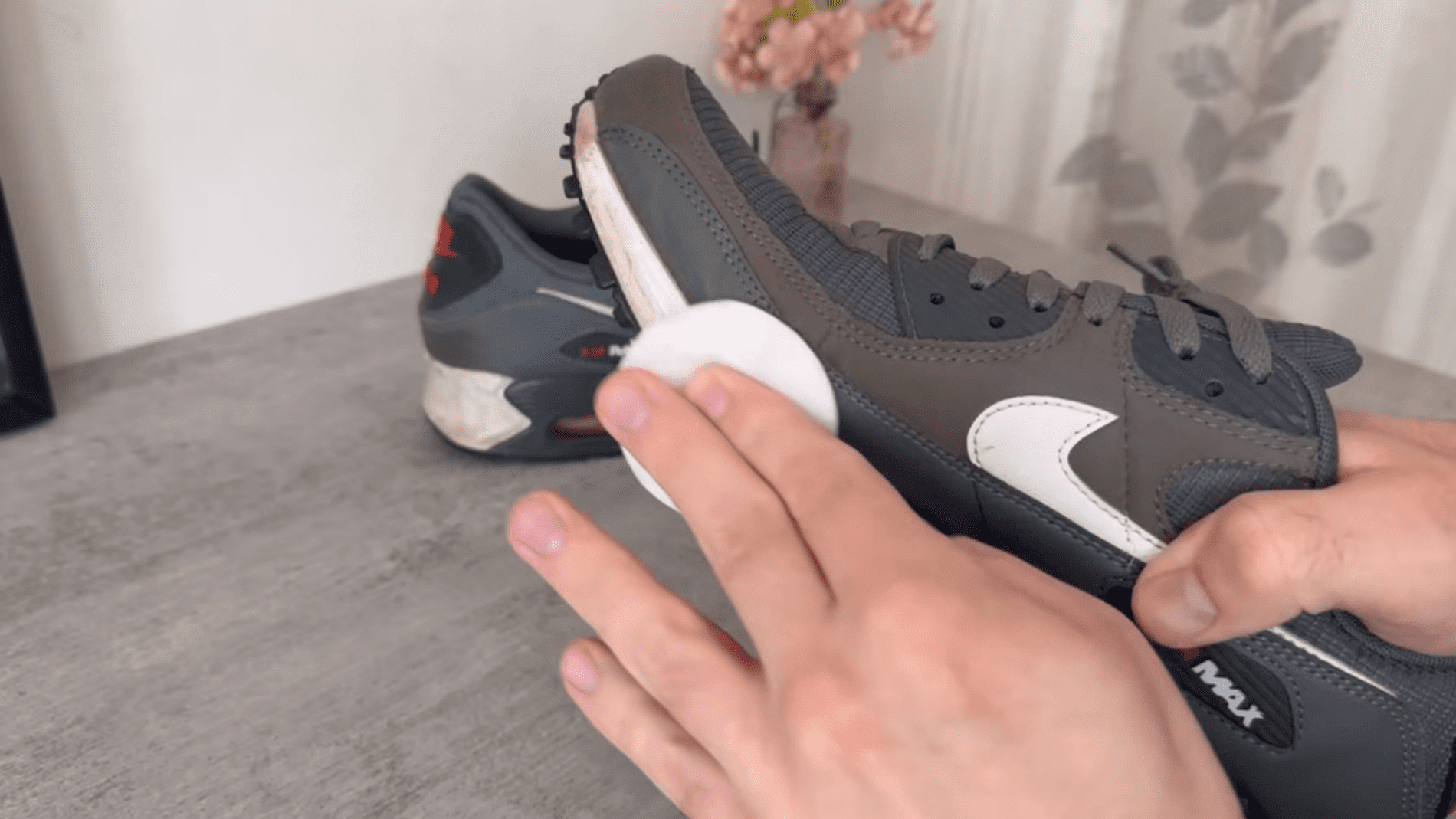 Експерти розповіли, як швидко повернути білизну підошві взуття. Фото: YouTube/Smart Fox