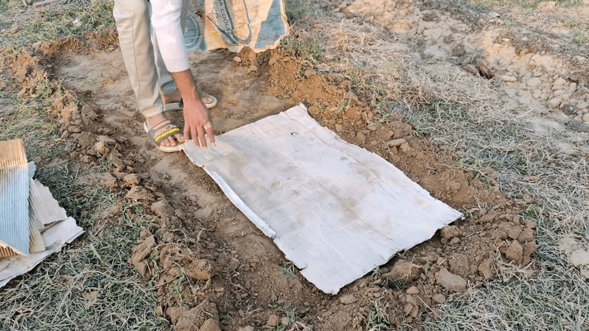 Городники розповіли, як правильно підготувати грядку для висіву насіння. Фото: YouTube/Noble Garden