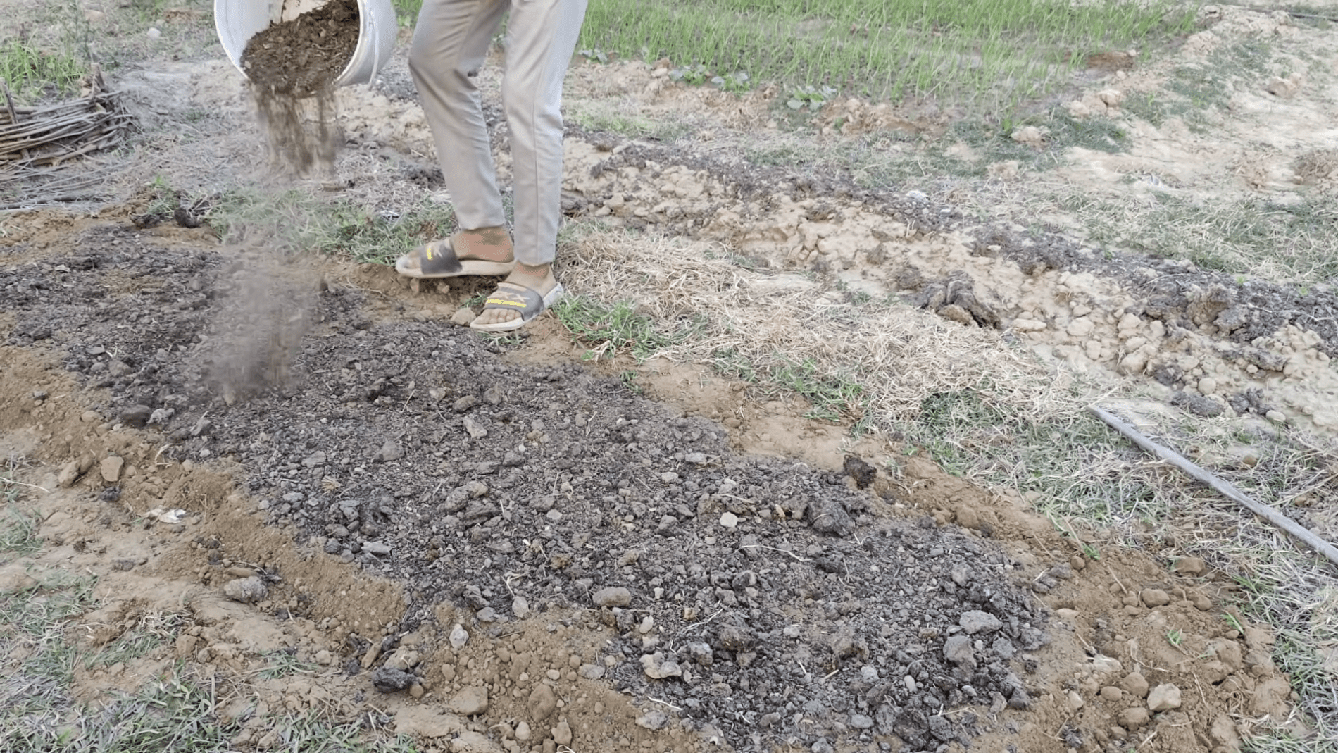 Городники розповіли, як правильно підготувати грядку для висіву насіння. Фото: YouTube/Noble Garden