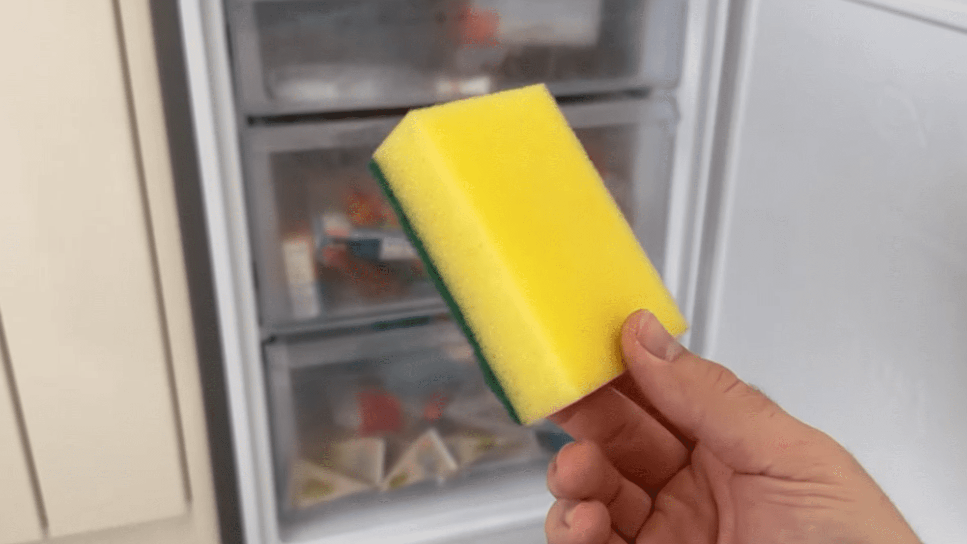 Експерти розповіли, навіщо класти губку для посуду в морозилку. Фото: YouTube/Smart Fox