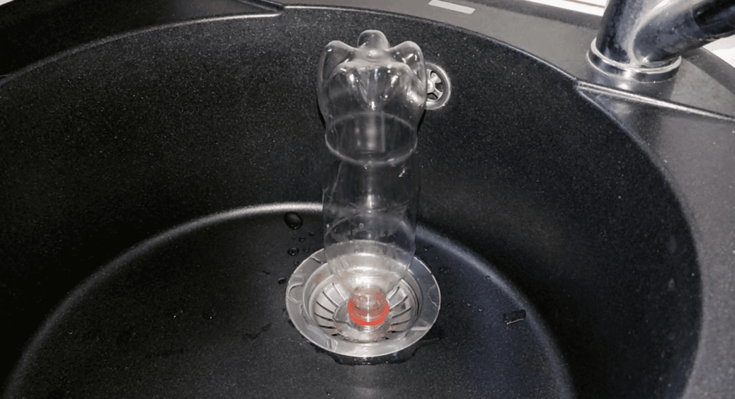 Беру пластикову пляшку, але використовую не за призначенням: зекономила 800 грн на сантехніку з ЖЕКу 