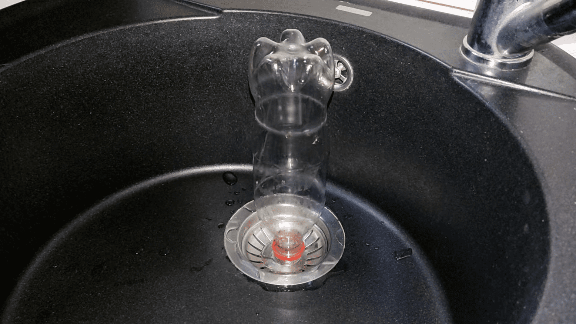 Експерти назвали простий спосіб очистити злив каналізації. Фото:YouTube/PRIRODNOZDRAVLJE