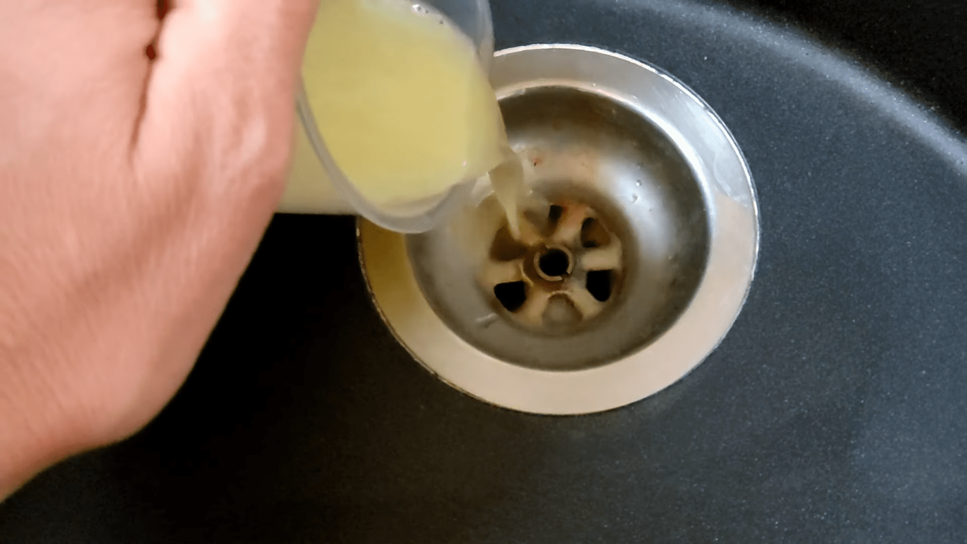 Експерти назвали простий спосіб очистити злив каналізації. Фото:YouTube/PRIRODNOZDRAVLJE