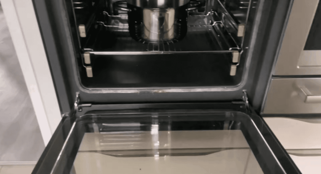 Налила в духовку воду з 1 склянкою оцту – і за 20 хв відмила те, що не відходило роками: 0 хімії та зусиль 