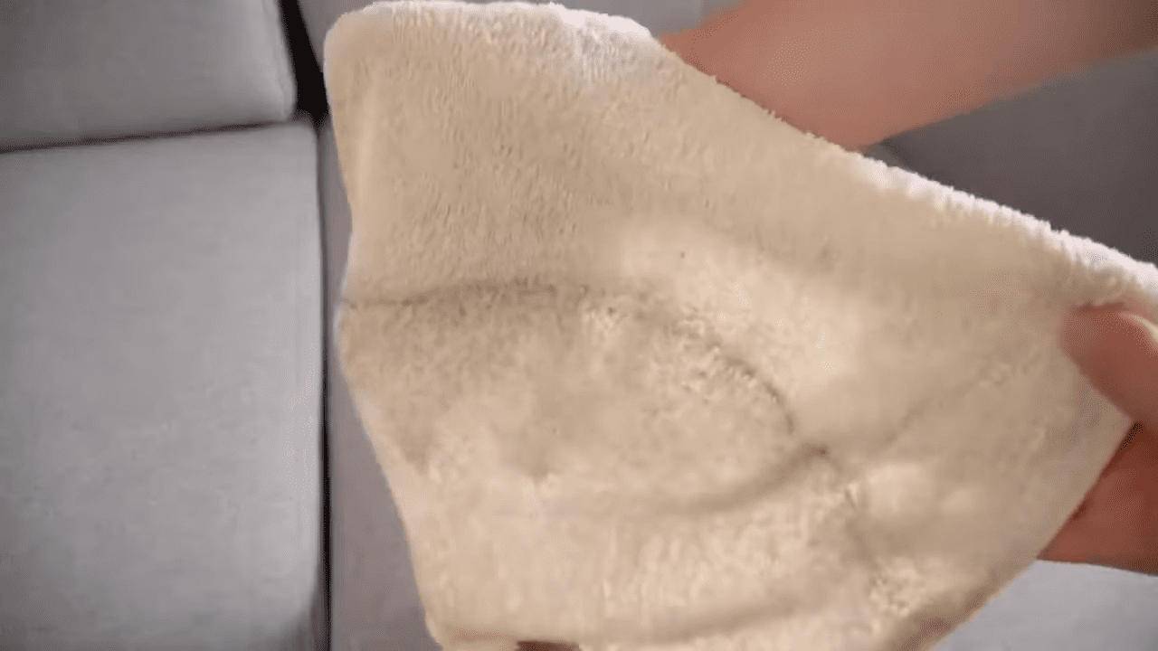 Господині розповіли, як легко освіжити оббивку дивана. Фото: YouTube/come cucinare