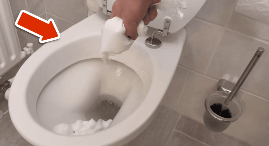 Вилила 3 бризки коли в піну для гоління – і засіб дістався під обідок краще, ніж будь-яка хімія за 200 грн 