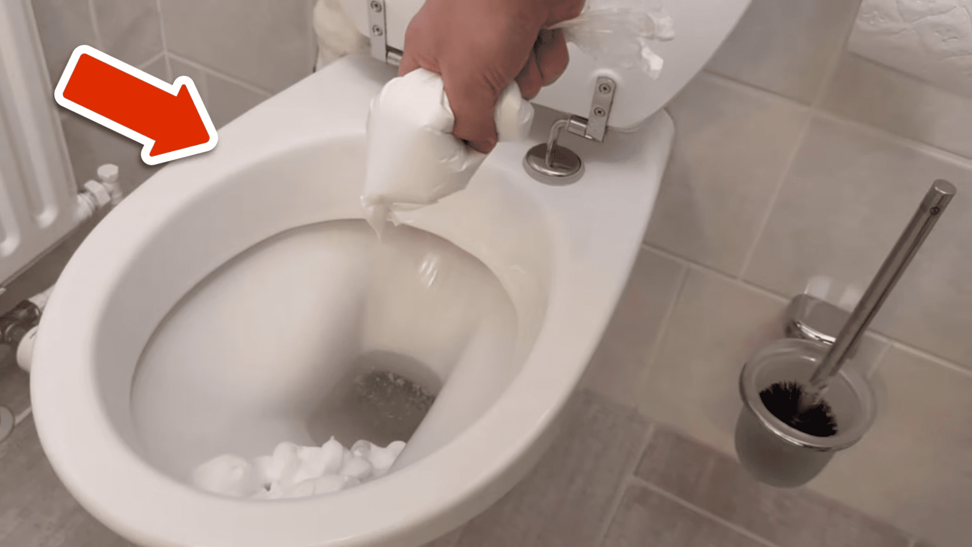 Господині розповіли, як швидко почистити унітаз та позбутися неприємних запахів. Фото: YouTube/Smart Fox