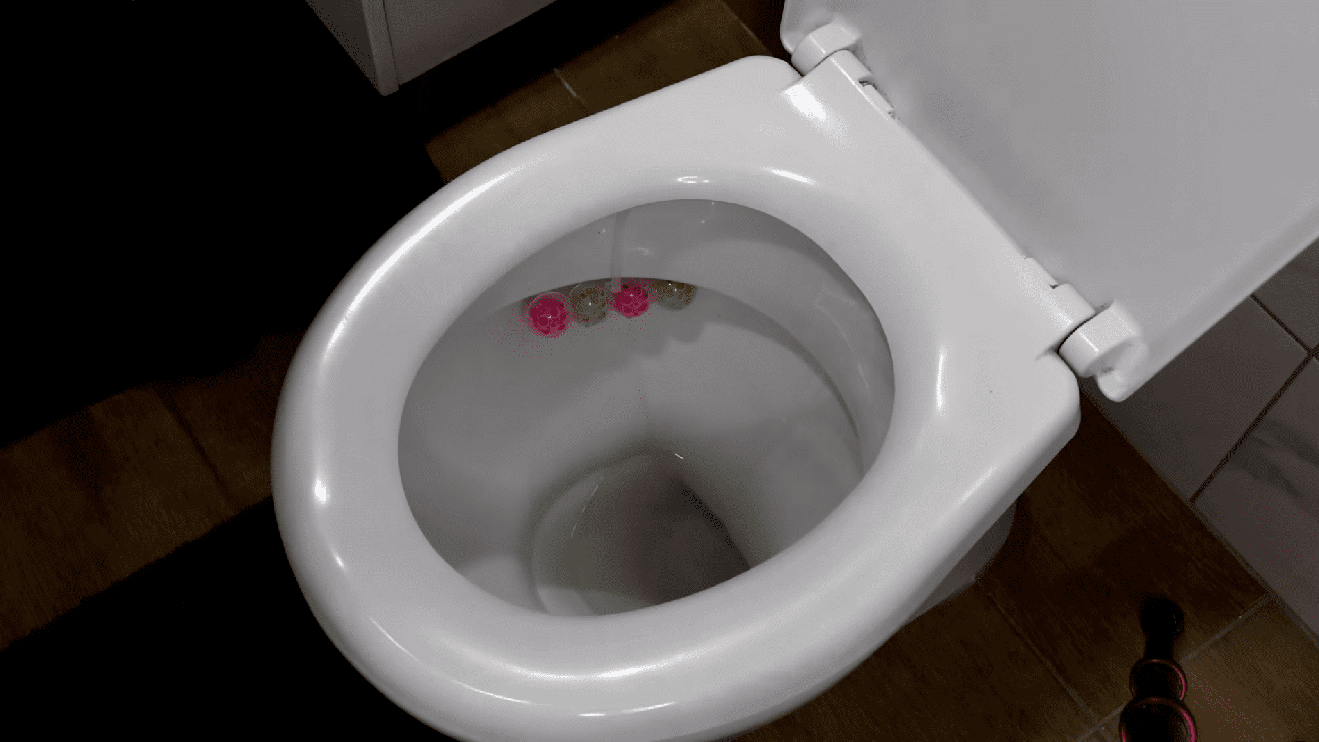 Експерти перелічили дієві лайфхаки для прибирання сантехніки. Фото:YouTube/Uradi Sama- Ideje za kreativce