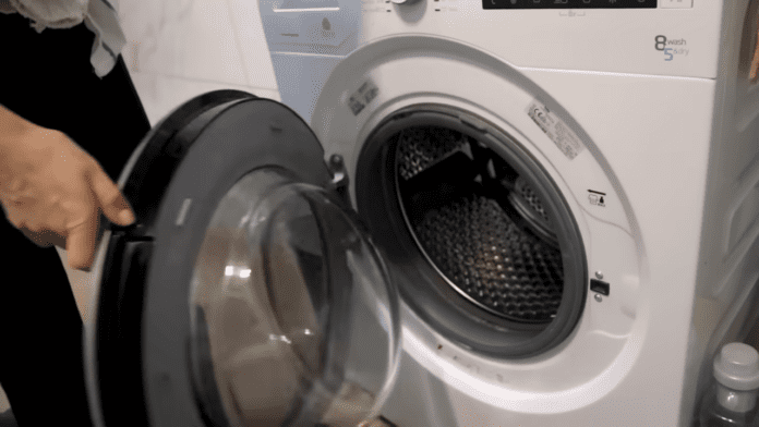 Господині розповіли, як освіжити кухонні рушники та зробити їх значно чистішими. Фото: YouTube