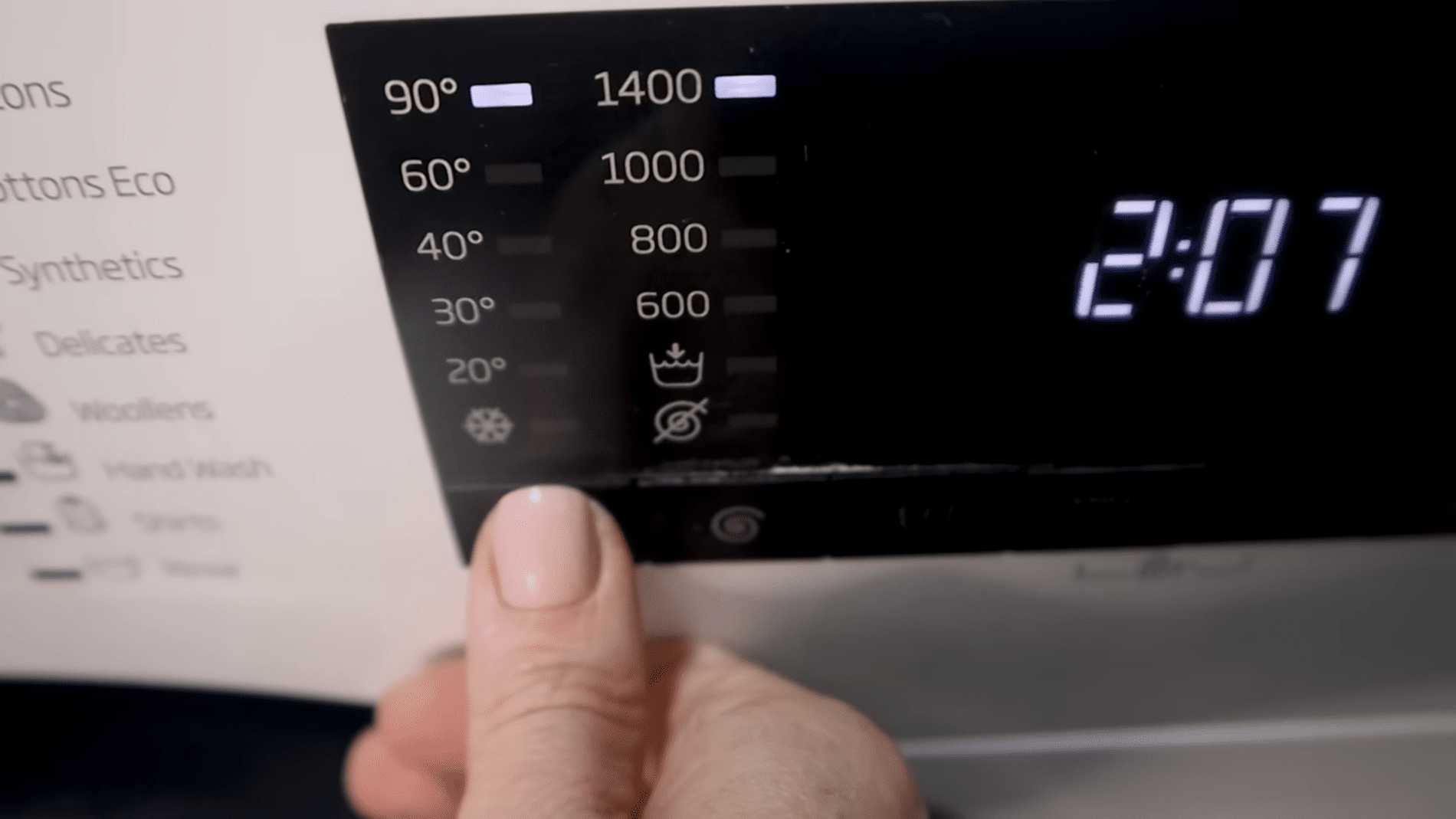 Господині розповіли, як освіжити кухонні рушники та зробити їх значно чистішими. Фото: YouTube