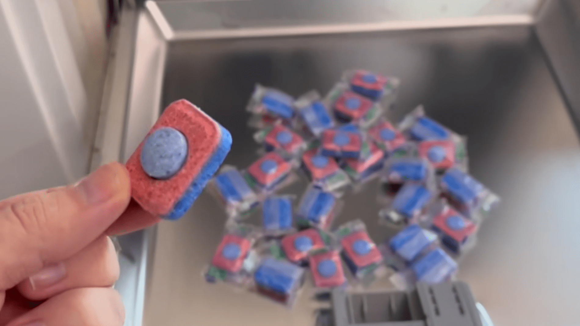 Експерти розповіли про бюджетну альтернативу капсулам для посудомийки. Фото: YouTube/Smart Fox