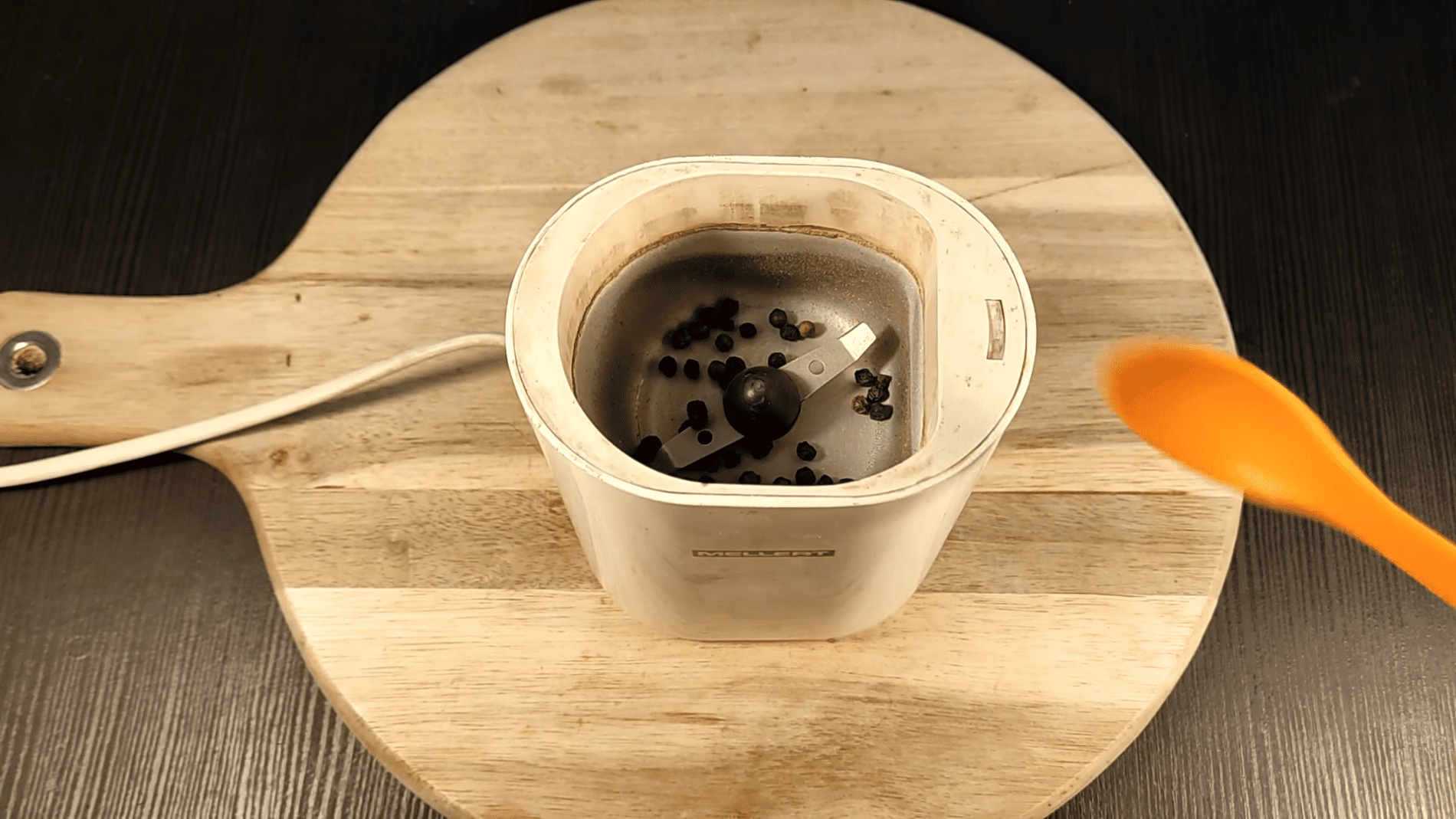 Господині розповіли, як швидко позбутись комах і мух в оселі. Фото:YouTube/PRIRODNOZDRAVLJE