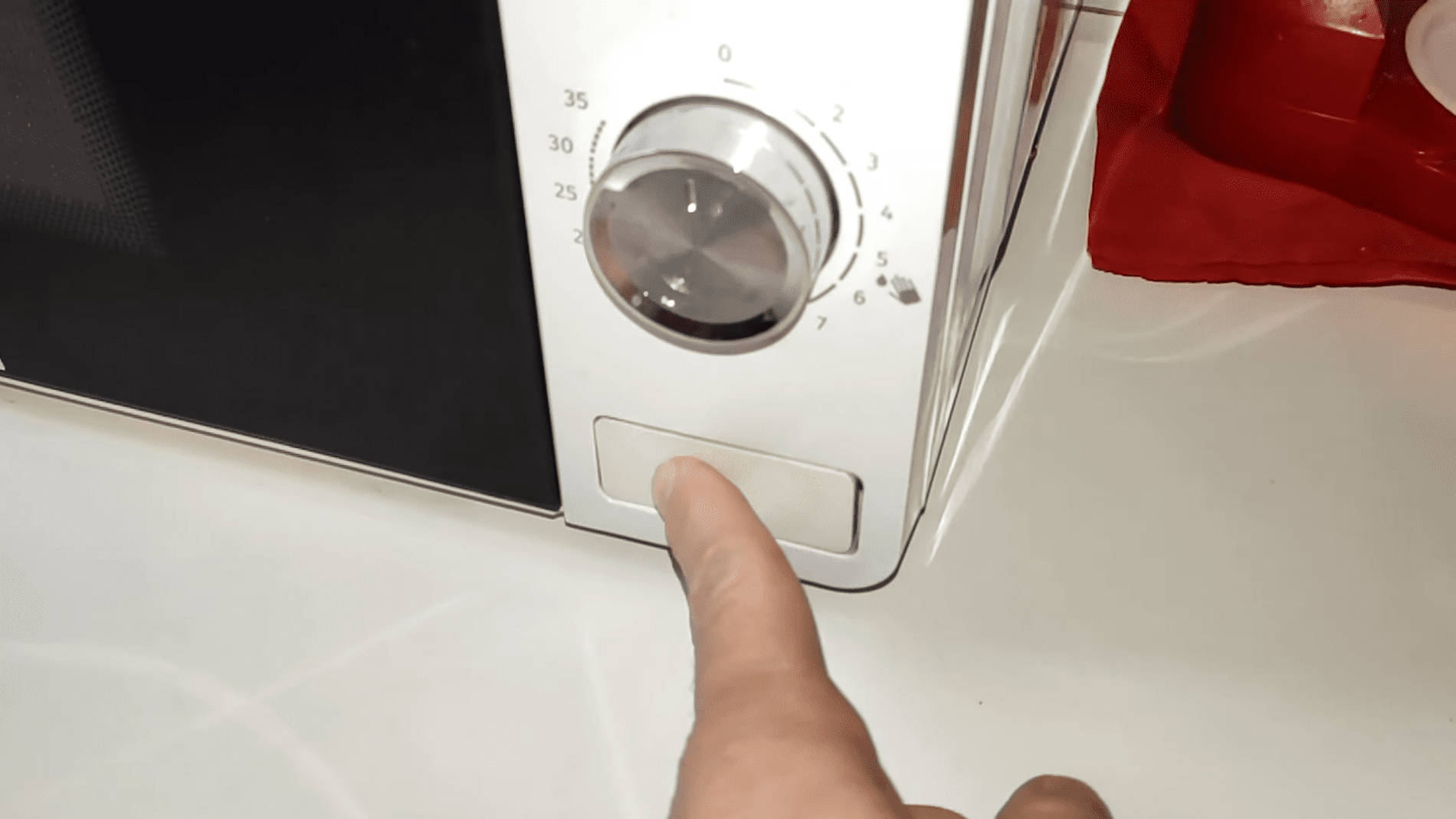 Господині розповіли, як швидко очистити мікрохвильову піч від жиру. Фото: YouTube/ПРИРОДНЕ ЗДОРОВ'Я