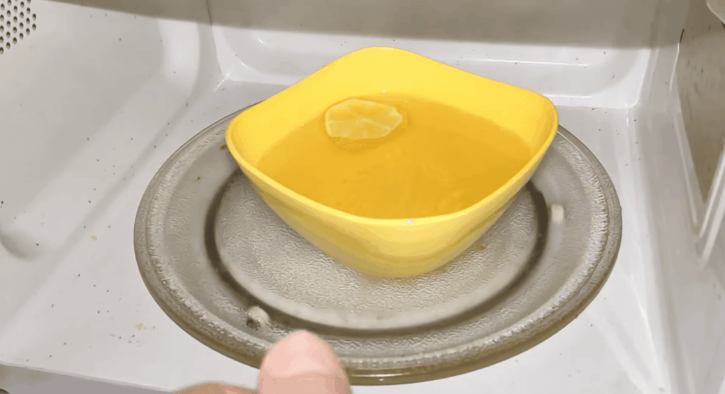 Поклала скибочку лимона у воду і ввімкнула мікрохвильову: за 5 хвилин “віковий” жир зник без мороки 