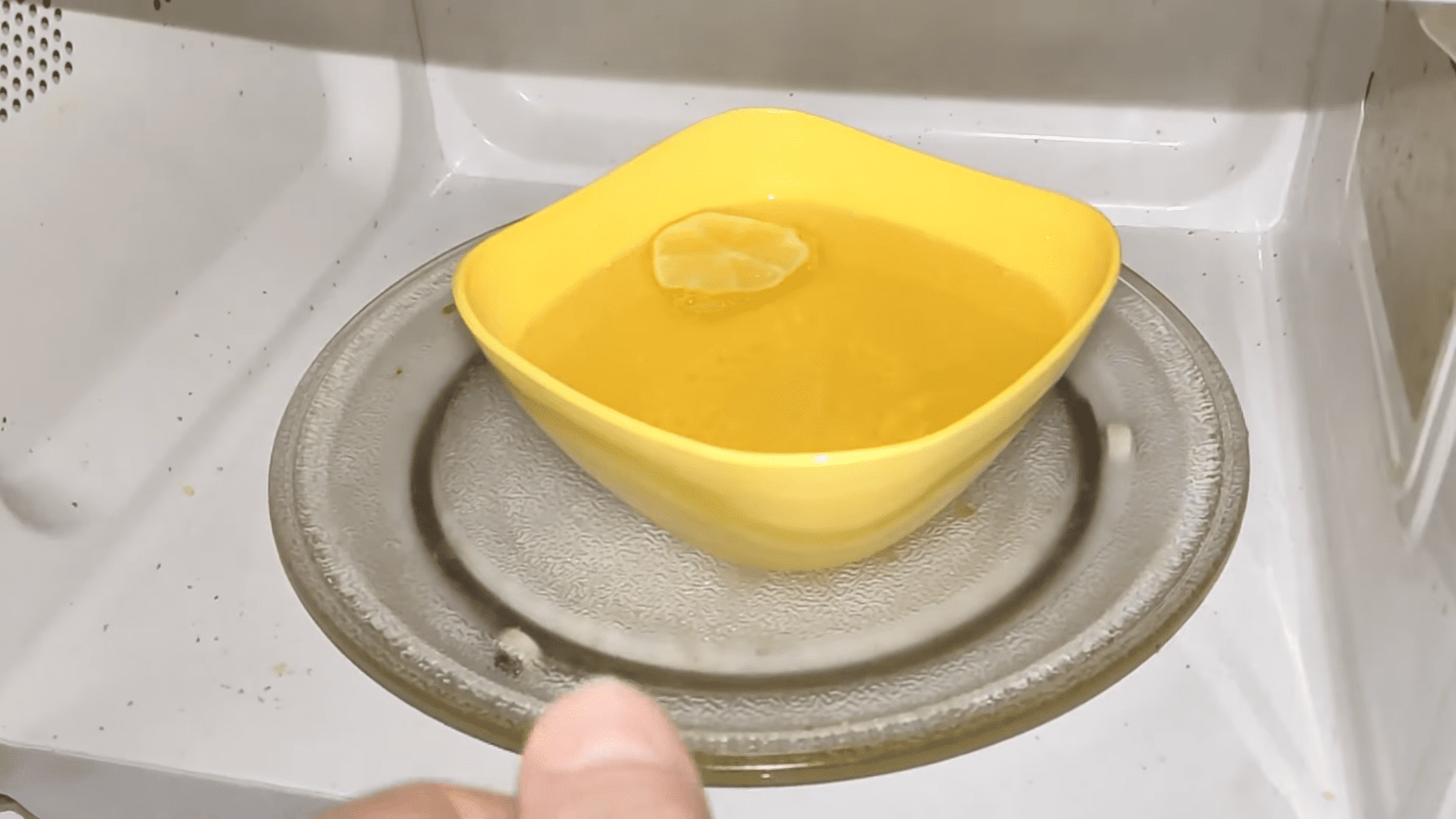 Господині розповіли, як швидко очистити мікрохвильову піч від жиру. Фото: YouTube/ПРИРОДНЕ ЗДОРОВ'Я