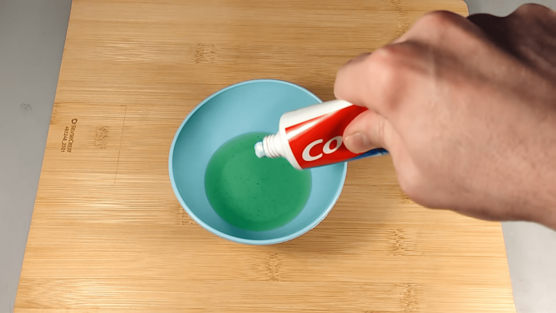 Експерти розповіли, як самостійно зробити чистячий засіб для прибирання. Фото: YouTube/PLANTS