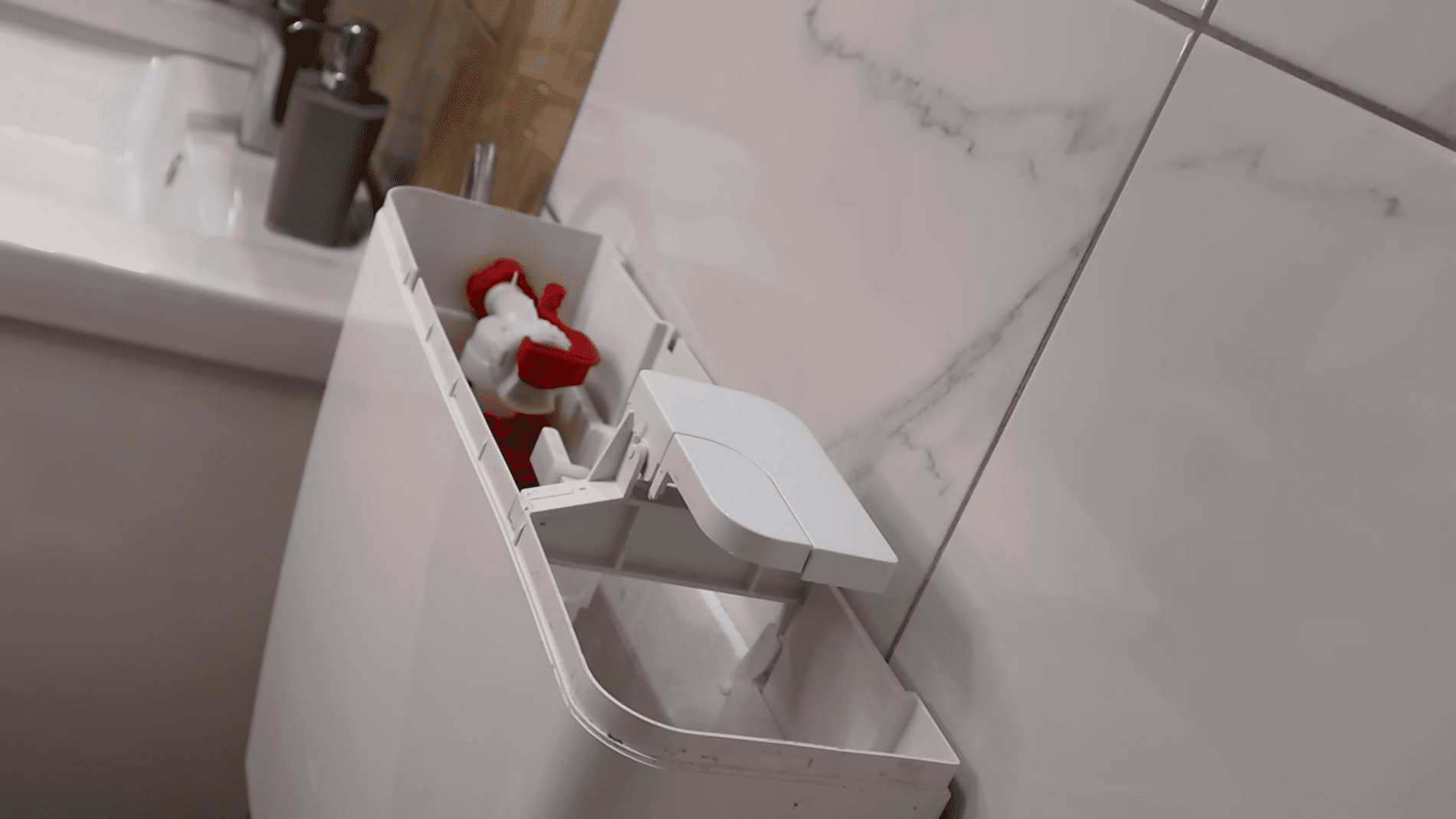 Експерти розповіли лайфхаки, які пришвидшать прибирання в туалеті. Фото:YouTube/Uradi Sama- Ideje za kreativce