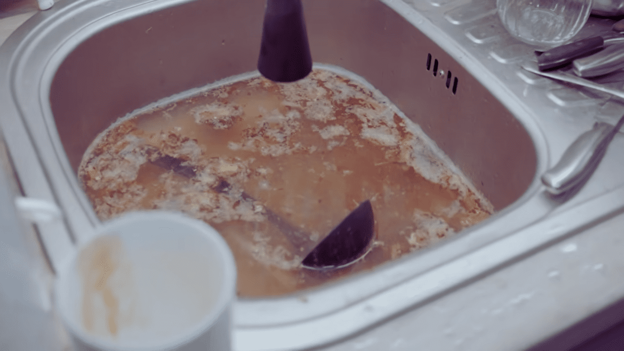 Сантехніки розповіли, як позбутися неприємного запаху зі зливу. Фото: YouTube/ПРИРОДНЕ ЗДОРОВ'Я