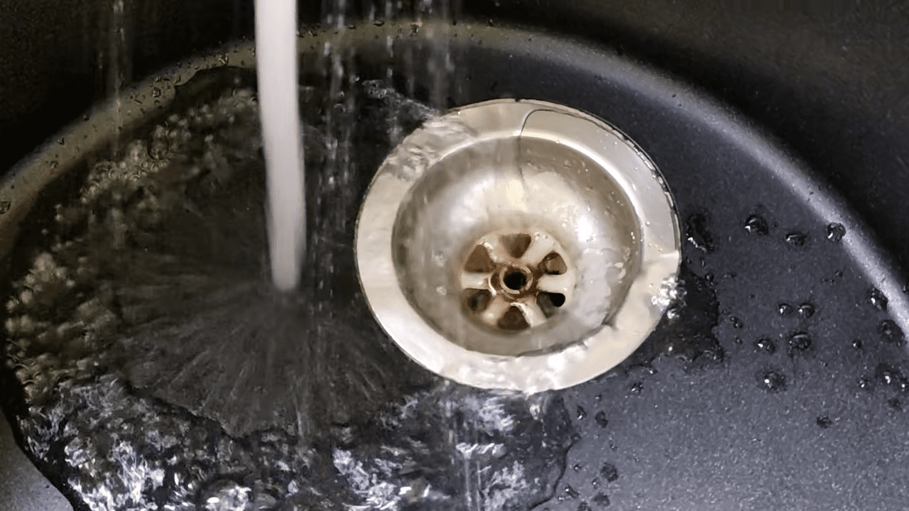 Сантехніки розповіли, як позбутися неприємного запаху зі зливу. Фото: YouTube/ПРИРОДНЕ ЗДОРОВ'Я