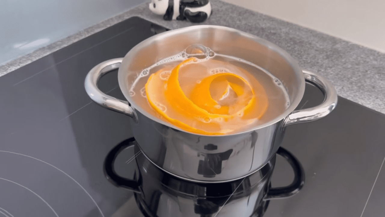 Експерти розповіли,як зробити простий домашній засіб для прибирання. Фото: YouTube