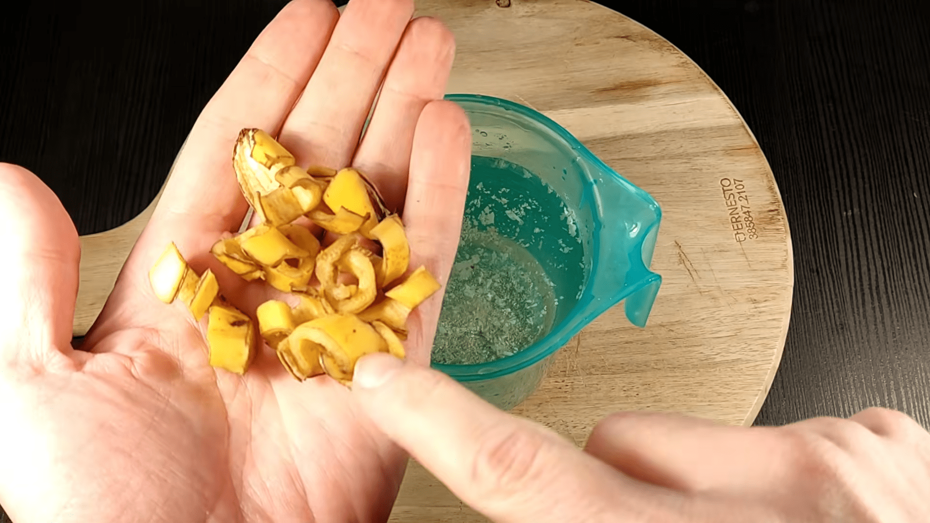 Городники розповіли, як приготувати самостійно добриво з відходів. Фото: YouTube/ПРИРОДНЕ ЗДОРОВ'Я