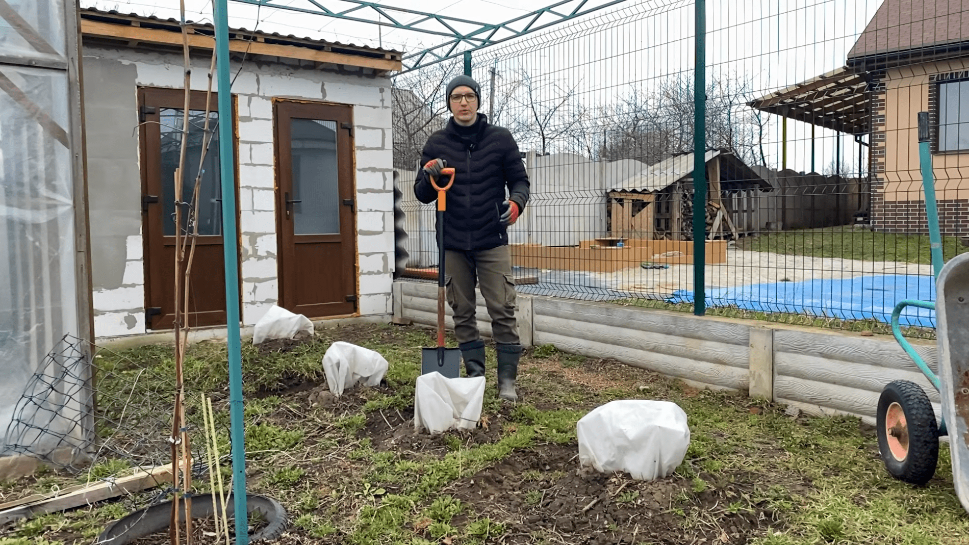 Садівники розповіли секрети весняної обрізки троянд. Фото: YouTube/Корисне TV