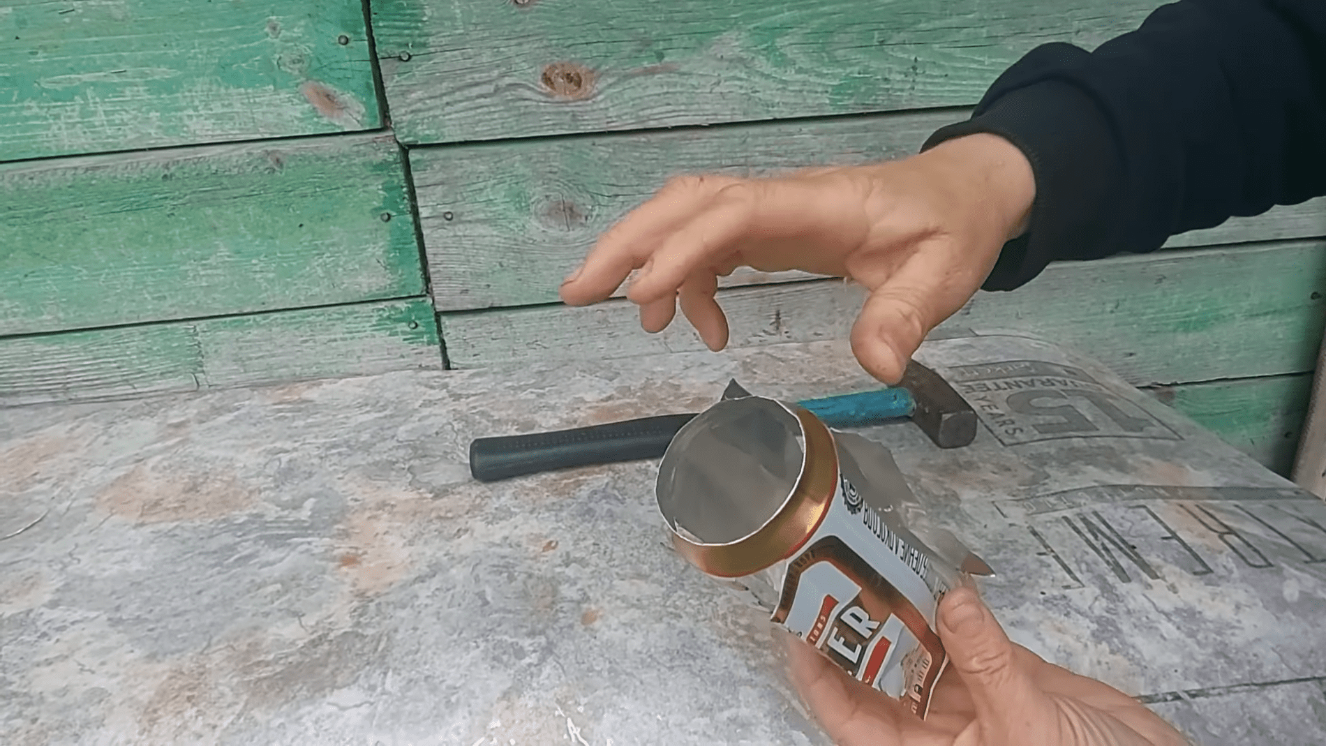 Городники розповіли, як самостійно зробити відлякувач для кротів і птахів. Фото: YouTube