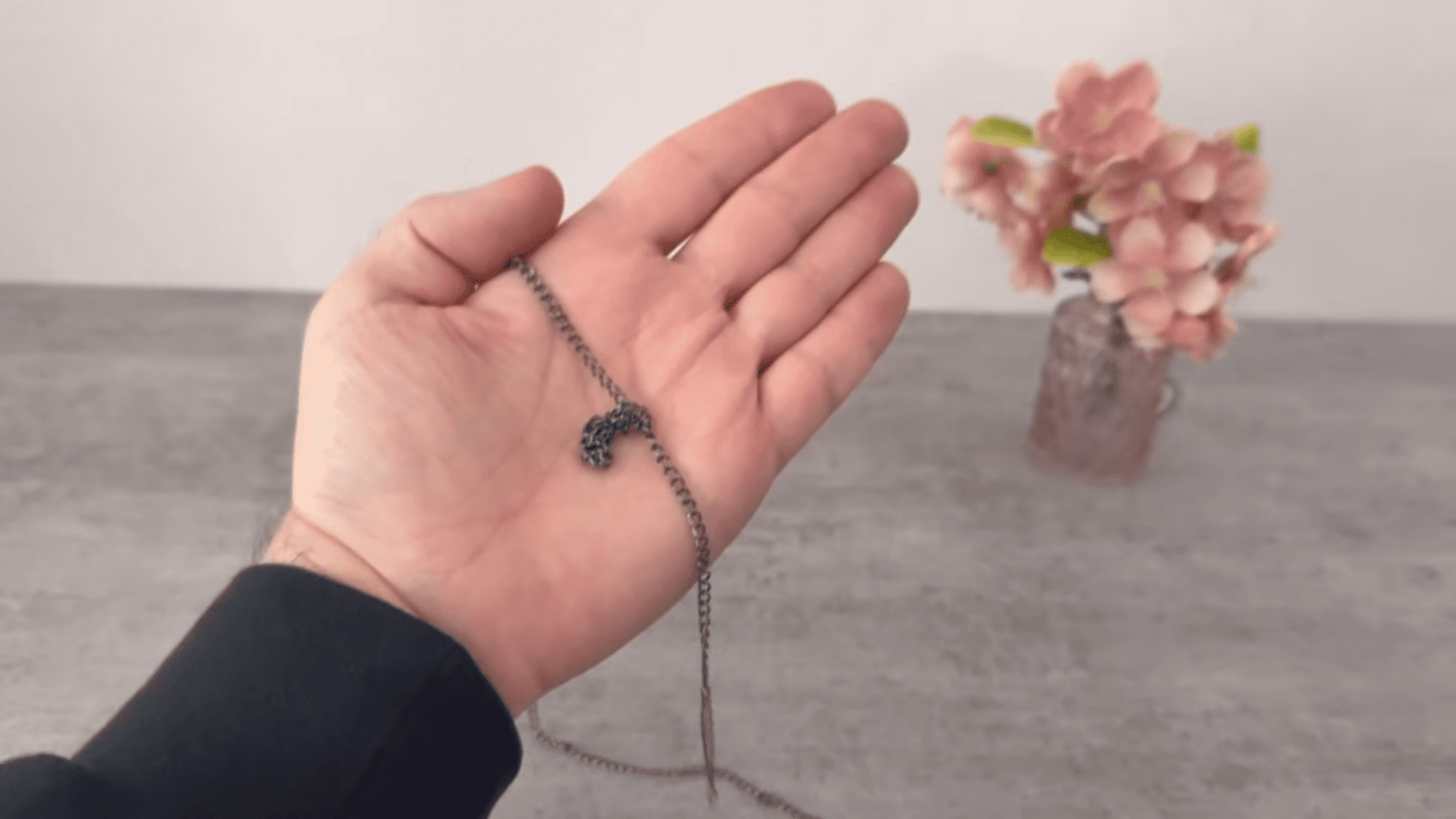 Господині розповіли, як швидко розплутати ланцюжок. Фото: YouTube/Smart Fox