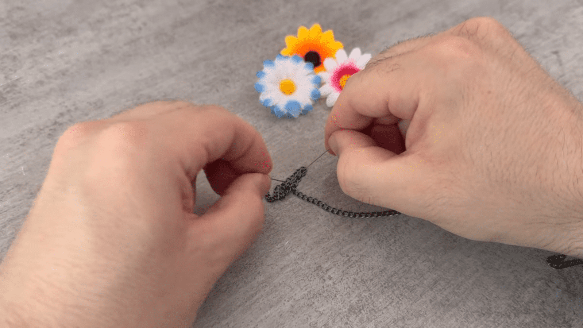 Господині розповіли, як швидко розплутати ланцюжок. Фото: YouTube/Smart Fox