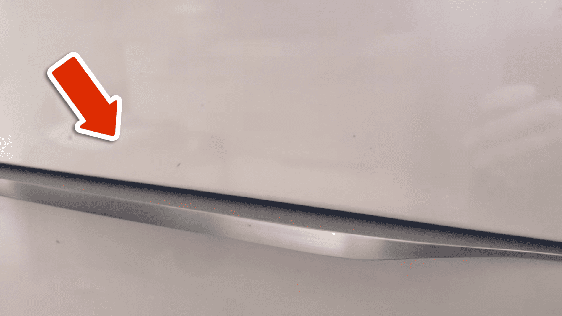 Господині розповіли, як позбутися жирних плям на кухонних шафах. Фото: YouTube