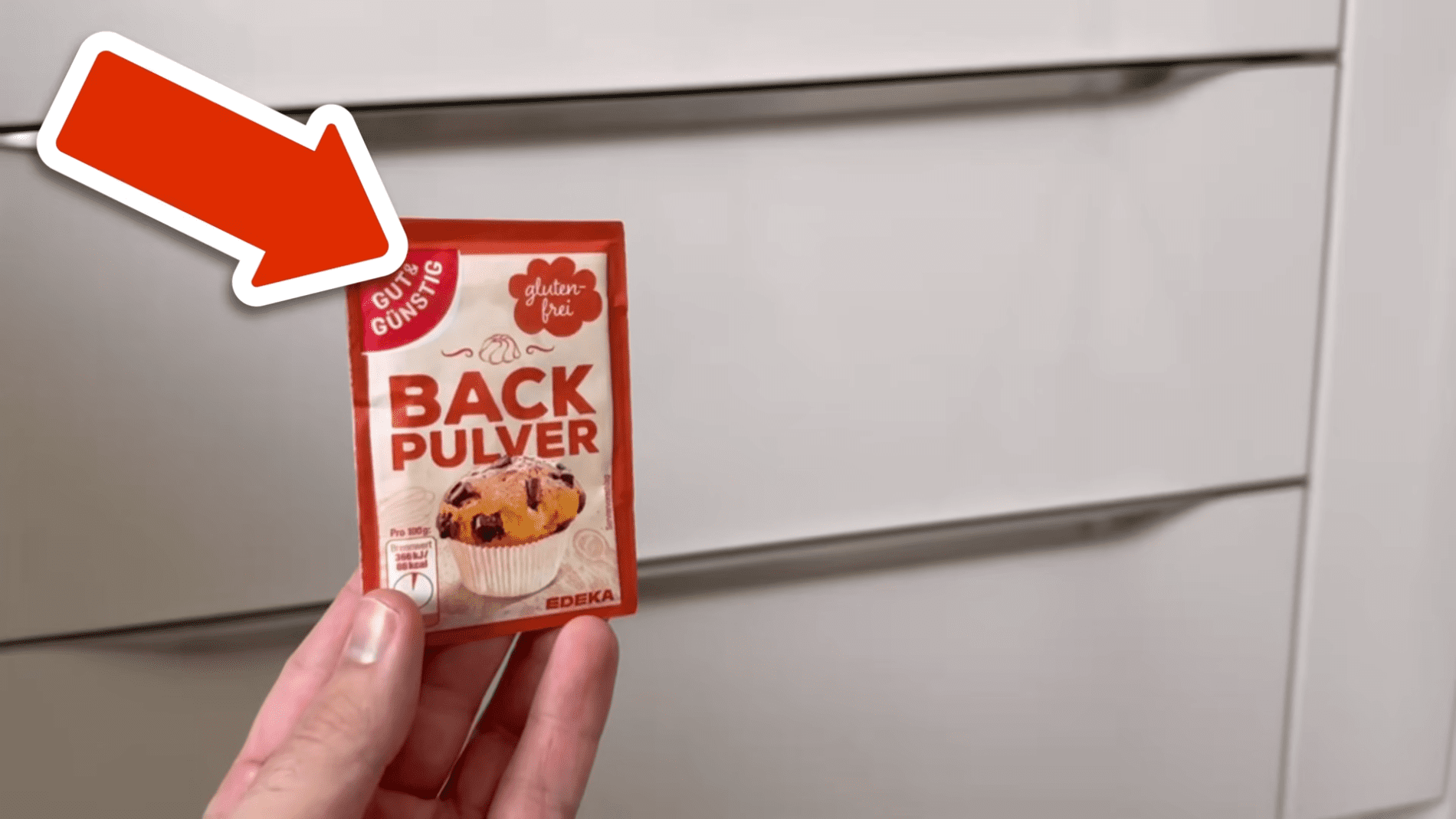 Отже, навіть складні жирні забруднення на кухонних шафах можна прибрати без дорогих засобів і зайвих зусиль. Просте домашнє поєднання інгредієнтів швидко справляється з брудом і повертає поверхням охайний вигляд. Головне діяти обережно та не залишати суміш надовго, щоб уникнути пошкоджень. Якщо використовувати цей спосіб регулярно, прибирання стає значно легшим, а кухня довше залишається чистою і приємною для щоденного користування.