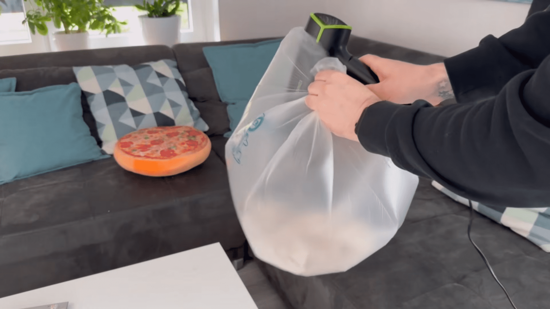 Господині розповіли про простий спосіб швидко висушити одяг. Фото: YouTube/Smart Fox