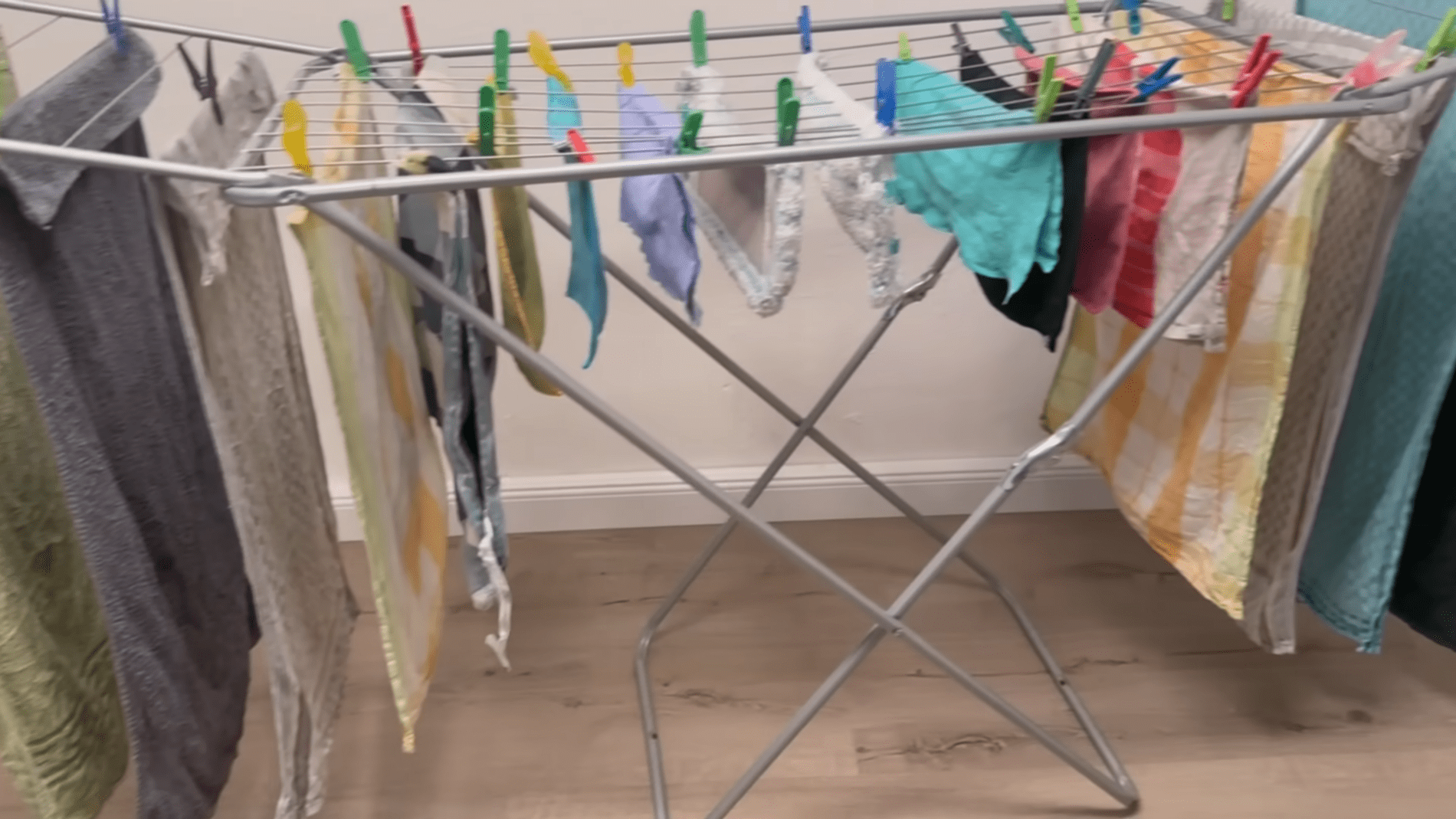 Експерти розповіли про японський метод сушіння білизни. Фото: YouTube/Smart Fox
