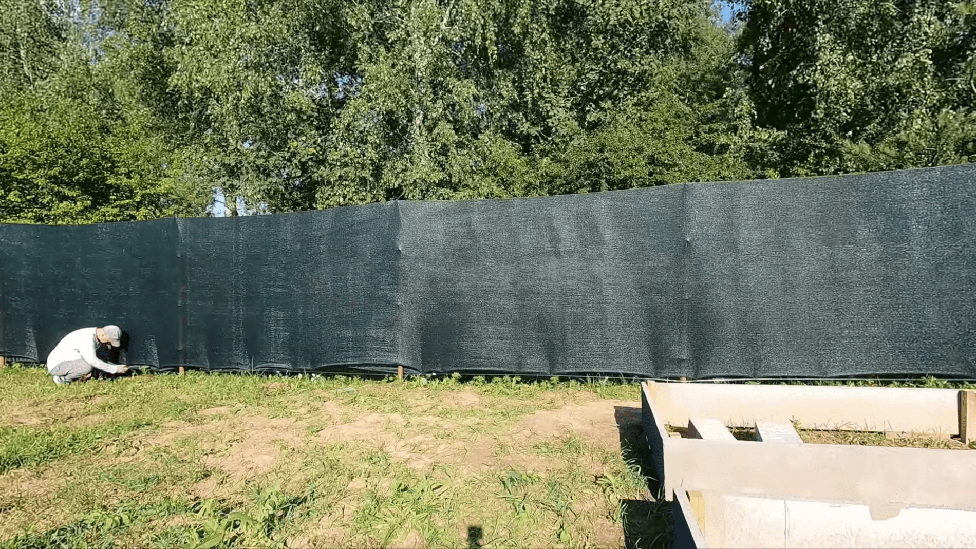 Експерти розповіли, як власноруч змайструвати паркан для дачі. Фото: YouTube