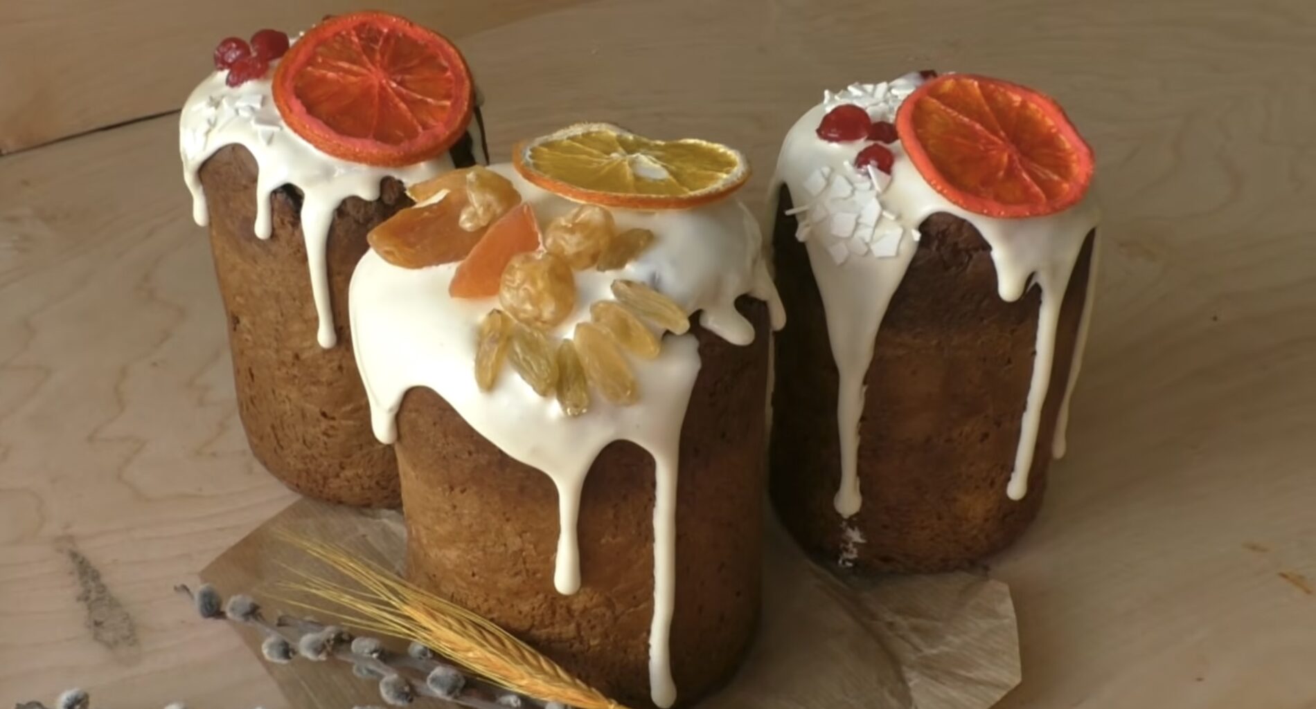 Господині поділилися рецептом глазурі для пасок, яка не липне і не осипається. Фото: YouTube Лілія Цвіт