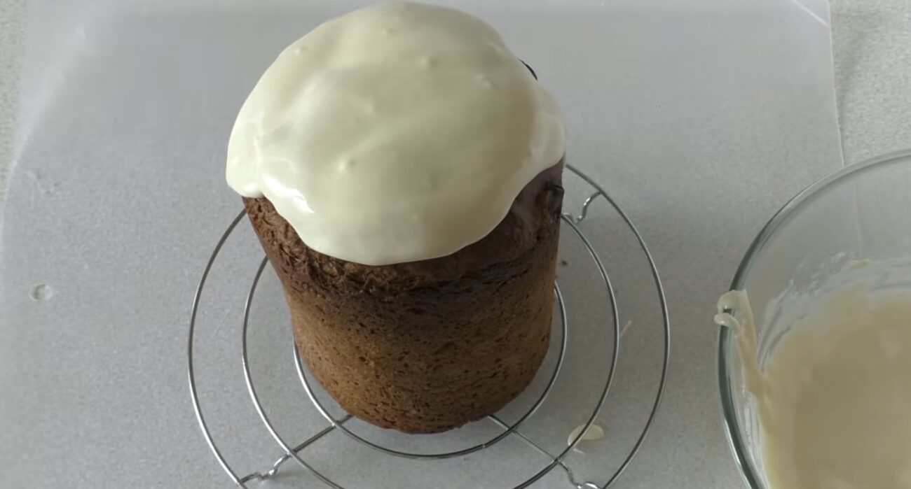 Господині поділилися рецептом глазурі для пасок, яка не липне і не осипається. Фото: YouTube Лілія Цвіт