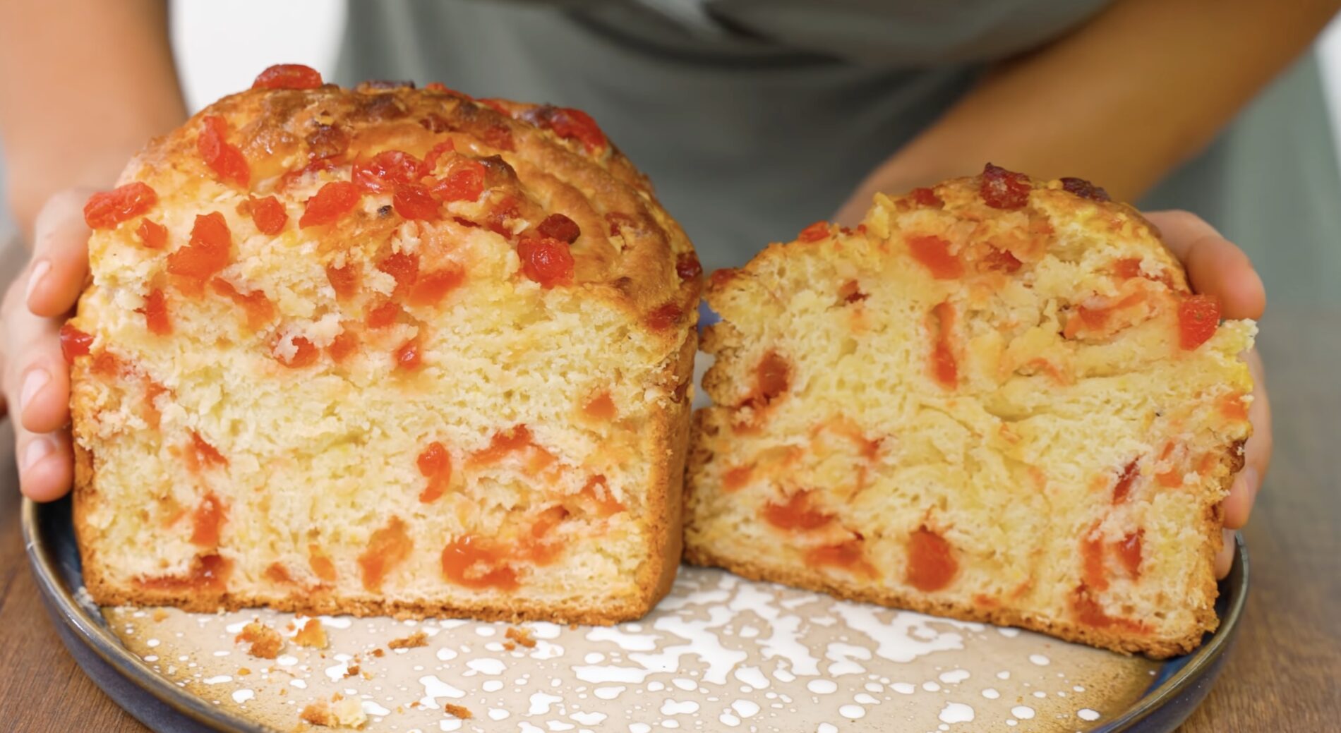 Господині поділилися рецептом паски без дріжджів і розстойки. Фото: YouTube Alina FooDee