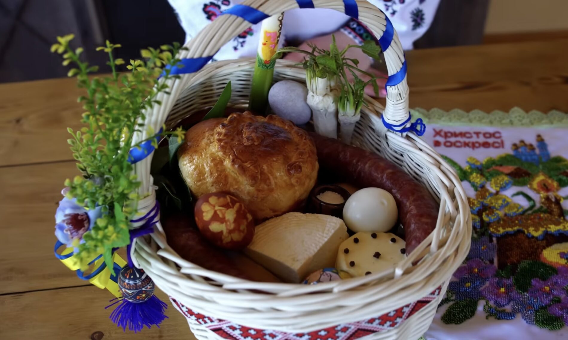 Господині розповіли, які продукти не можна класти у Великодній кошик. Фото: YouTube карпатські шкварки