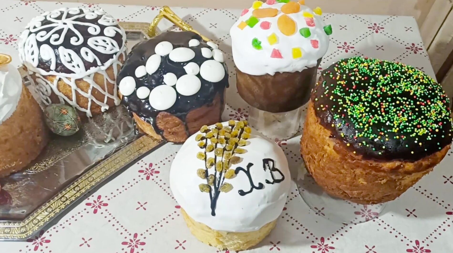 Господині розповіли, яка різниця між кулічем і паскою. Фото: YouTube Юльця на Кухні