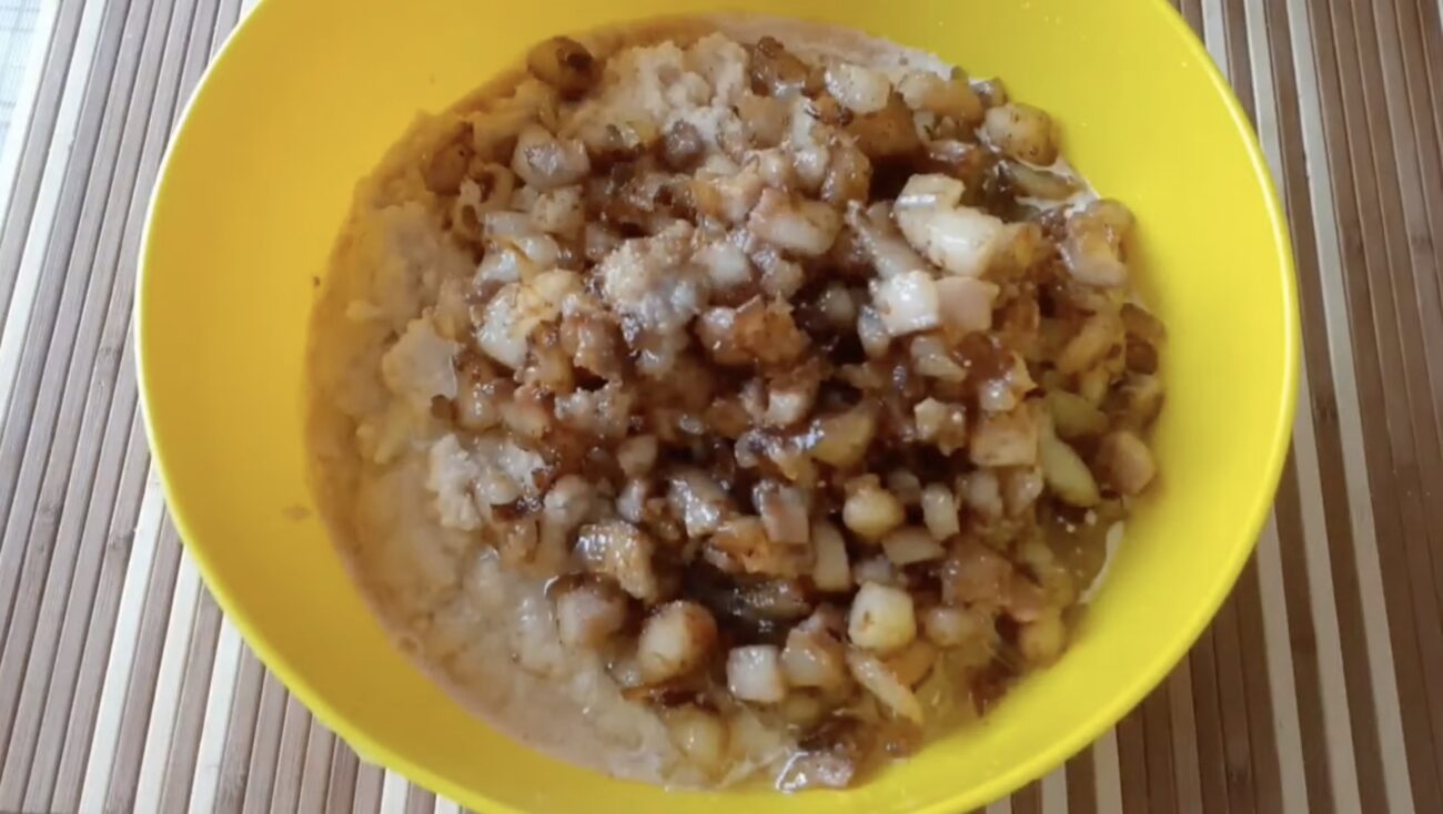 Господині поділилися рецептом картопляної ковбаски з салом. Фото: YouTube Галочка-Кулінарочка