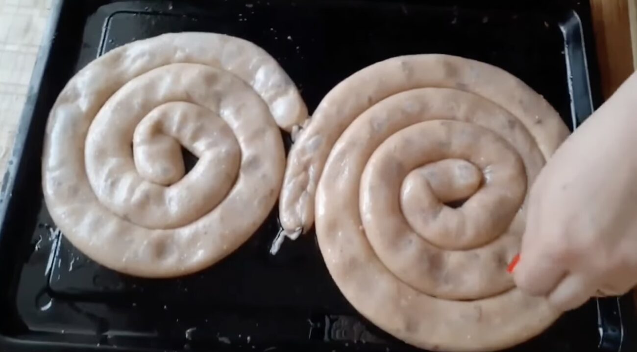 Господині поділилися рецептом картопляної ковбаски з салом. Фото: YouTube Галочка-Кулінарочка Господині поділилися рецептом картопляної ковбаски з салом. Фото: YouTube Галочка-Кулінарочка