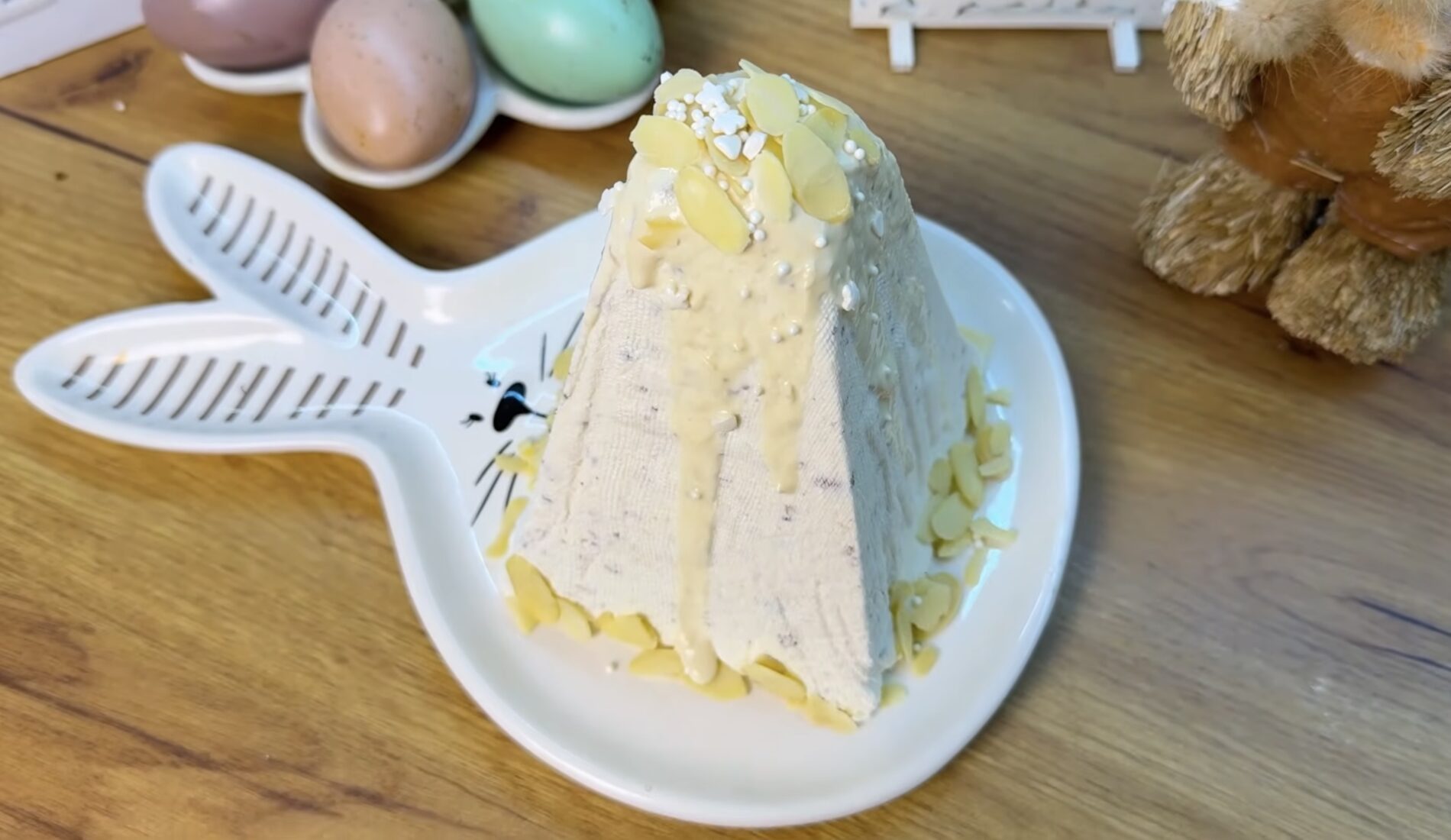 Кулінари розповіли, який сир треба використовувати для сирної паски. Фото: YouTube Смачно та гарно вдома