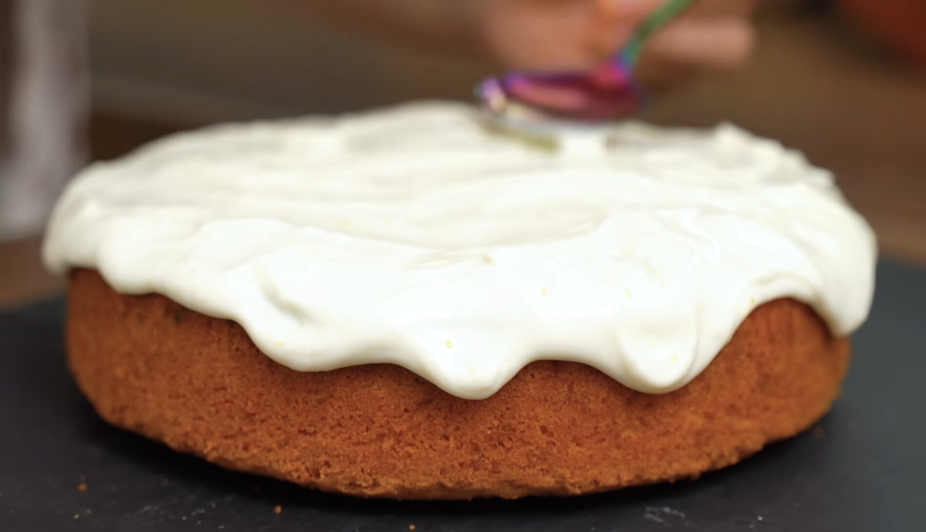 Господині поділилися рецептом морквяного пирога зі сметанною шапкою. Фото: YouTube Alina FooDee