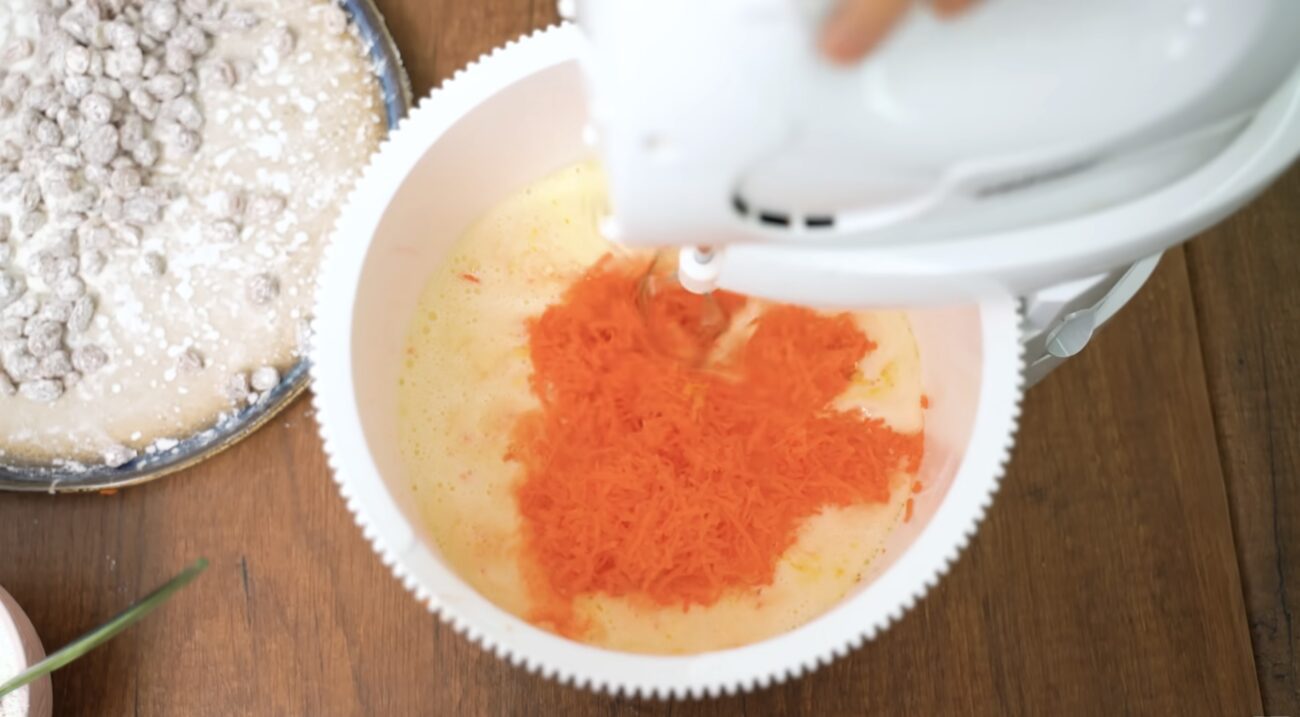 Господині поділилися рецептом морквяного пирога зі сметанною шапкою. Фото: YouTube Alina FooDee