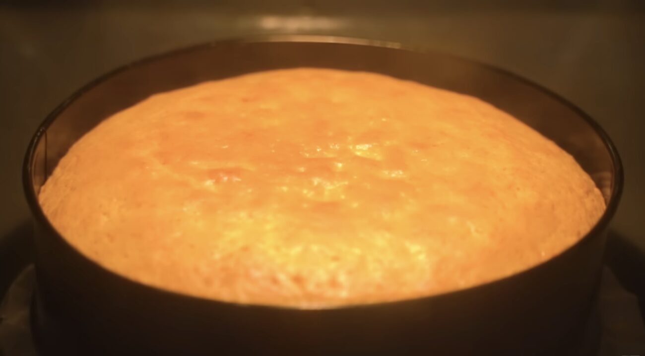 Господині поділилися рецептом морквяного пирога зі сметанною шапкою. Фото: YouTube Alina FooDee